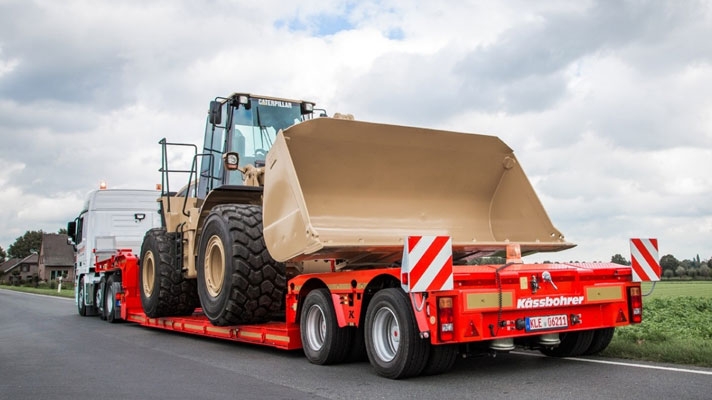 Semiremorcă platformă joasă cu gât detașabil